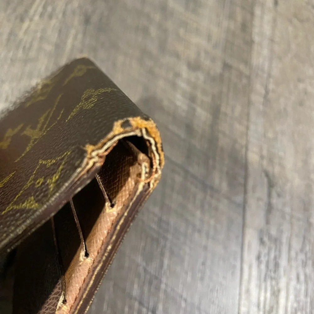 LOUIS VUITTON Mens Bi-Fold Wallet